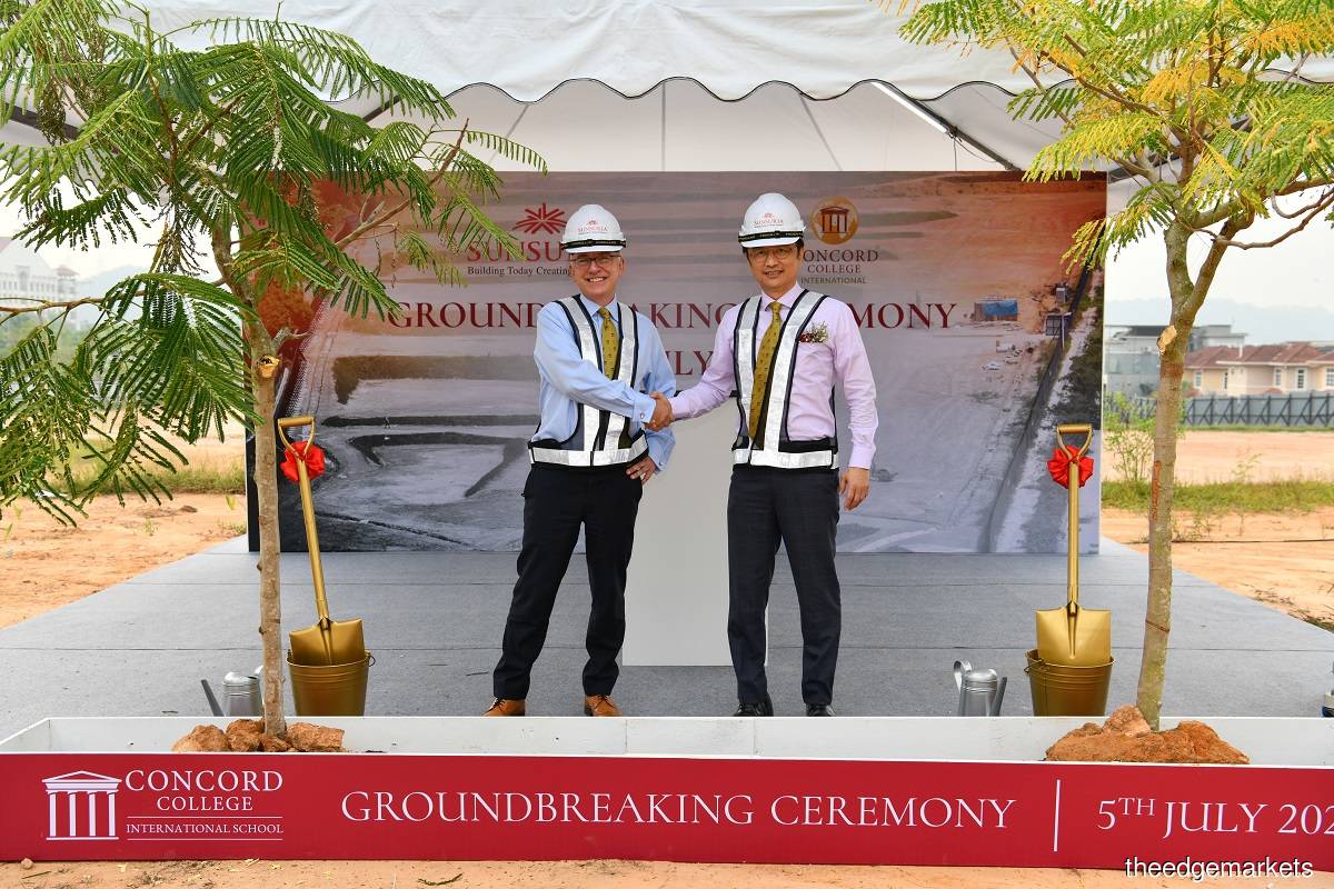 Concord College International global principal Neil Grant Hawkins (left) and Sunsuria Bhd executive chairman Tan Sri Ter Leong Yap at the ground-breaking ceremony on Tuesday (July 5). (Photo by Mohd Suhaimi Mohamed Yusuf/The Edge)